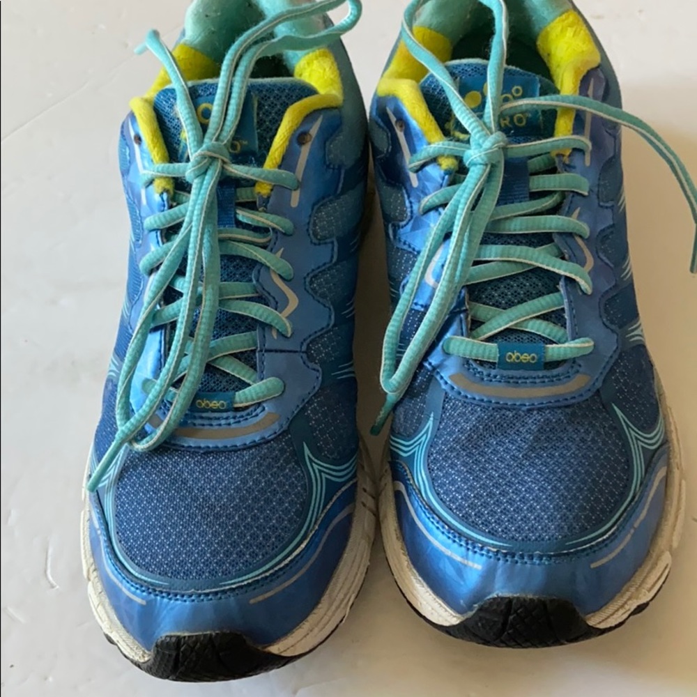 Abeo aero tennis shoes
